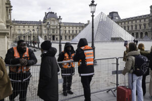 À Paris, des étudiants bloquent le Louvre, qui ne peut ouvrir normalement ce lundi matin