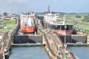 Le canal de Panama limite les passages face à la sécheresse et à l’afflux de navires