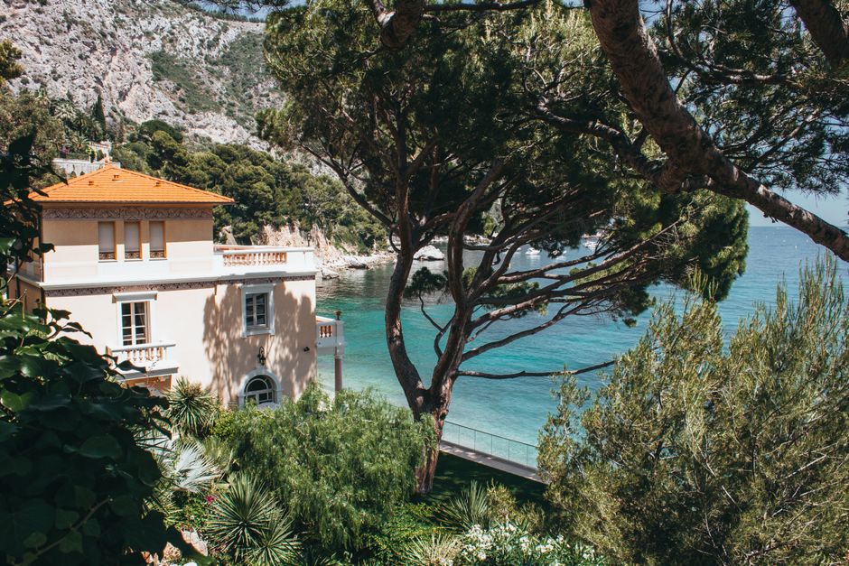 Charming villa near the sea in Beaulieu-sur-Mer, showcasing lush gardens and blue waters.