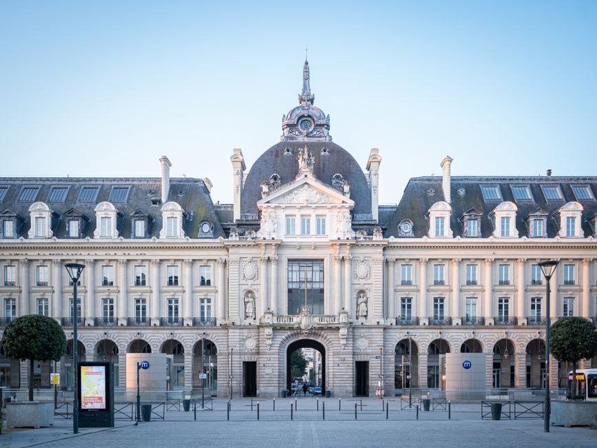 Stunning view of the Rennes City Hall with its classic baroque architecture under a clear blue sky.