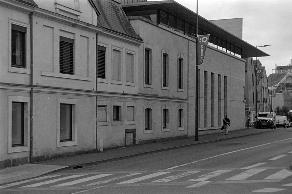 Black and white photo showcasing architectural contrast in Le Mans, France street.