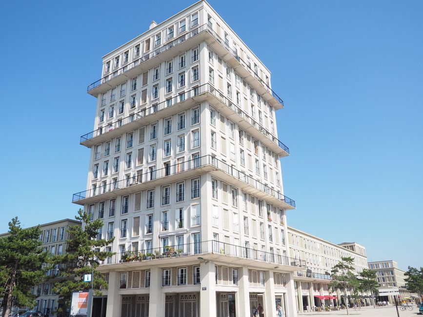 Mid-century modern building in Le Havre, showcasing minimalist design under a clear blue sky.