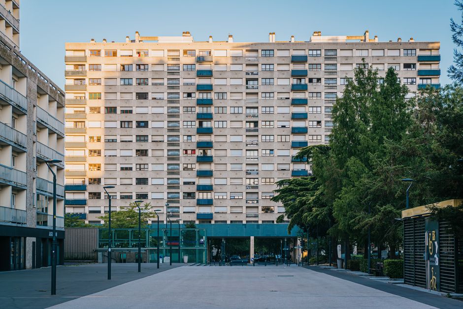 Concrete residential building in Rennes, France, surrounded by greenery.