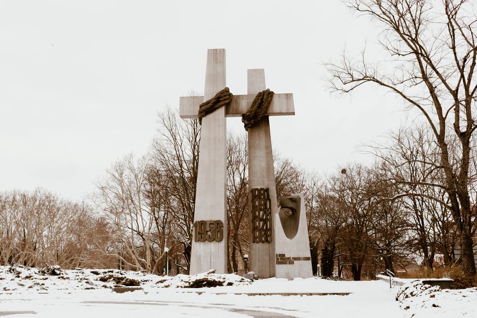 The Poznań Cross Monument on a snowy day captures the historical essence of Greater Poland.