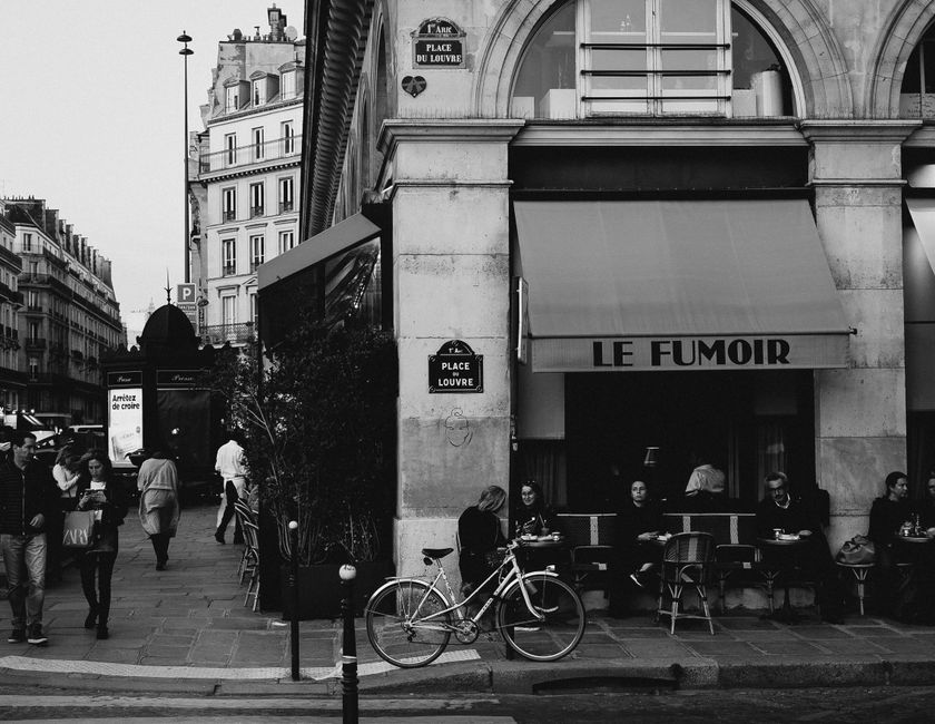 Classic Parisian street scene in black and white showcasing Le Fumoir café and pedestrians.