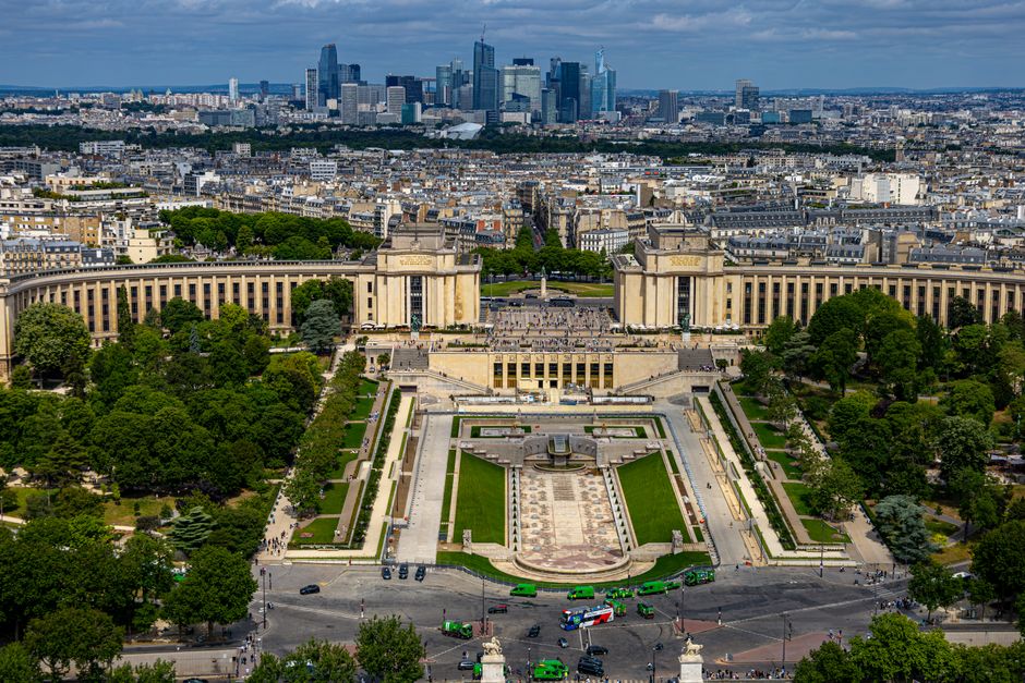 Beautiful aerial view of Trocadéro and La Défense in Paris, showcasing iconic architecture.
