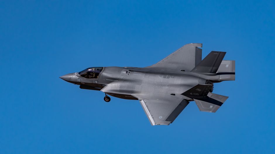 F-35 fighter jet soaring in clear blue skies over Los Llanos, España.