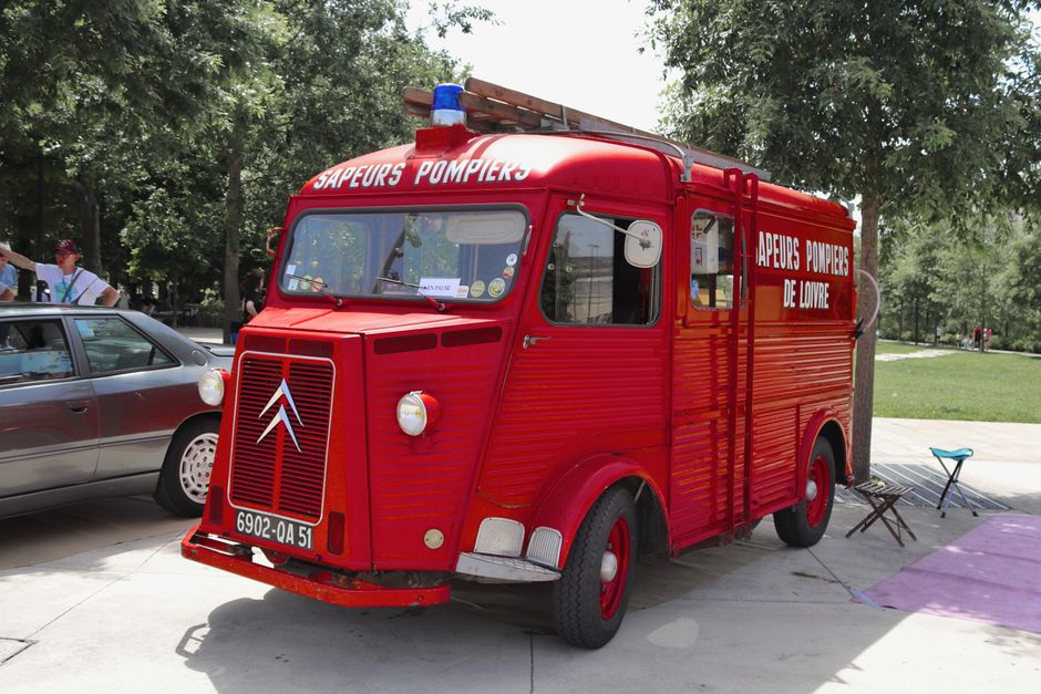 A classic Citroën fire truck displayed outdoors, capturing French firefighting history.