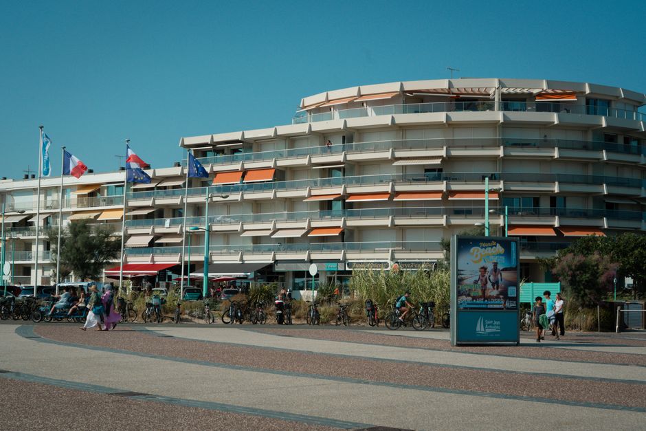A sunny day at the seafront of Saint-Jean-de-Monts, featuring modern architecture and people enjoying the outdoors.