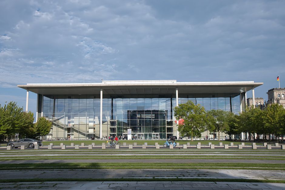 Paul Löbe House in Berlin, showcasing modern government architecture.