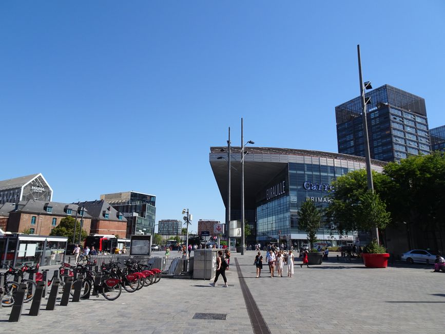 Capture of Lille's Euralille Shopping Center, showing urban life and architecture on a sunny day.