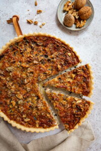 Tarte automnale aux côtes de blettes, lardons, comté fondant et noix croquantes