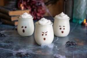 Verrines fantômes au fromage blanc pour un dessert d&rsquo;Halloween facile et amusant