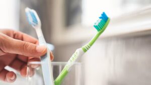 Brosse à dents : comment la nettoyer et quand la remplacer sans la désinfecter systématiquement