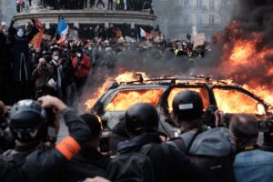 Les émeutes de masse mettent à l’épreuve l’autorité de l’État et sa capacité à rétablir l’ordre