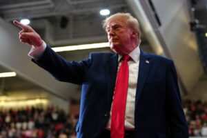 Émeutes en France : Trump estime que la police est entravée et met en cause l’immigration
