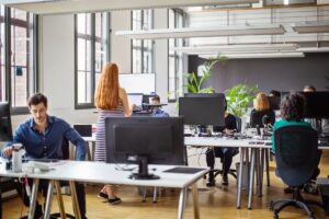 Travail au bureau : debout ne suffit pas, mieux vaut alterner et bouger régulièrement