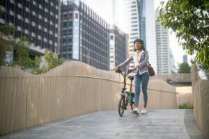 Vélo ou marche : quelle activité privilégier en cas de douleurs aux genoux ?